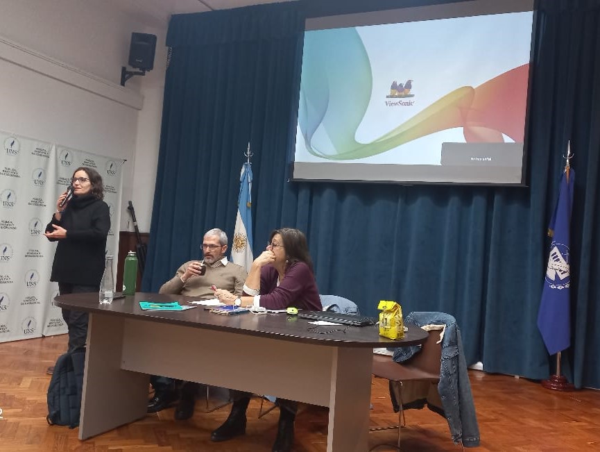 La fotografía muestra a los capacitadores Ana Barletta, María Elena Saraví y Rodrigo Pomares durante el desarrollo de la actividad.